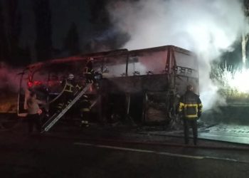 Yolcu otobüsü alev topuna döndü: Geriye demir yığını kaldı