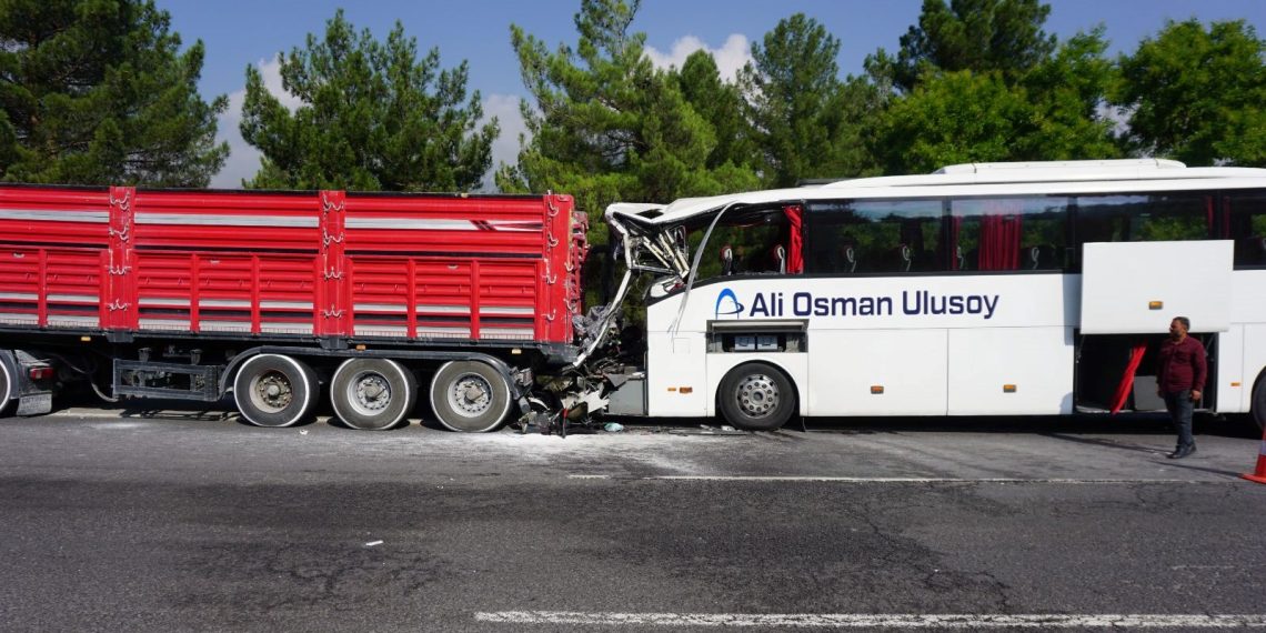Yolcu otobüsü TIR’la çarpıştı: 2 meyyit, 12 yaralı