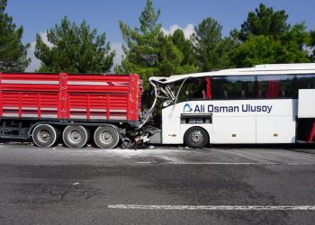 Yolcu otobüsü TIR’la çarpıştı: 2 meyyit, 12 yaralı