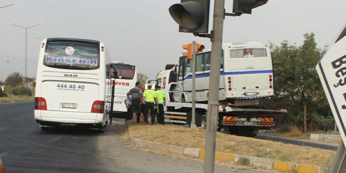 Yolcu otobüsüyle personel servis midibüsü çarpıştı: 11 yaralı