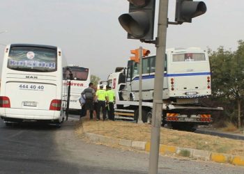 Yolcu otobüsüyle personel servis midibüsü çarpıştı: 11 yaralı