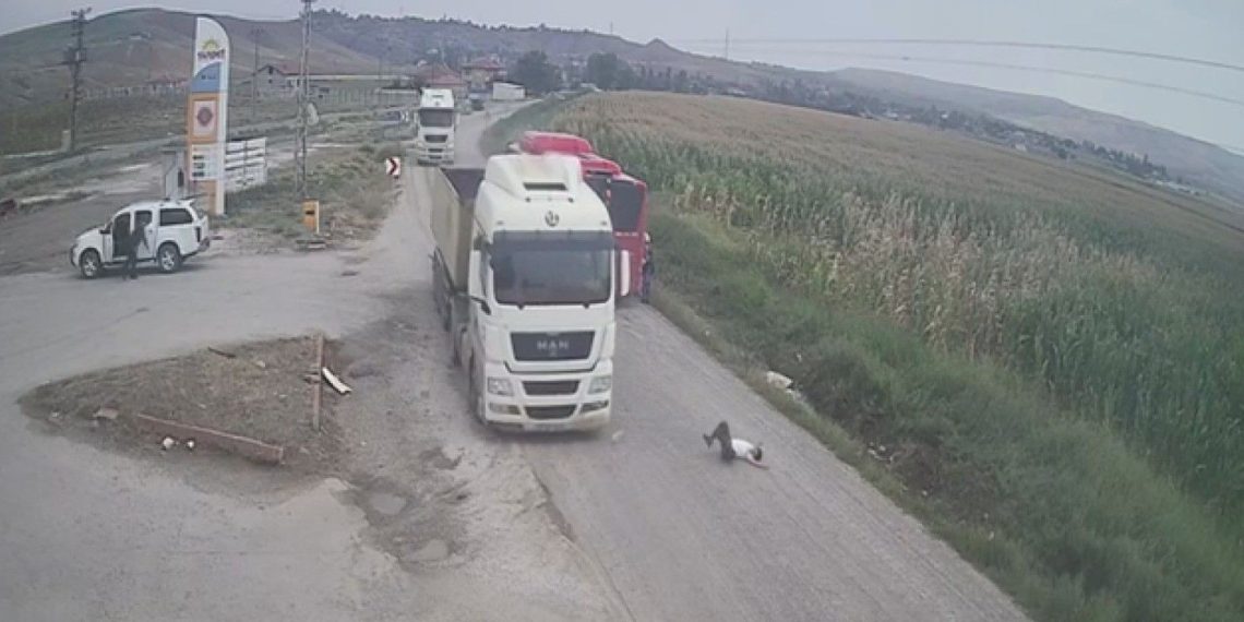 Yolun karşısına geçmeye çalışan çocuğa TIR çarptı