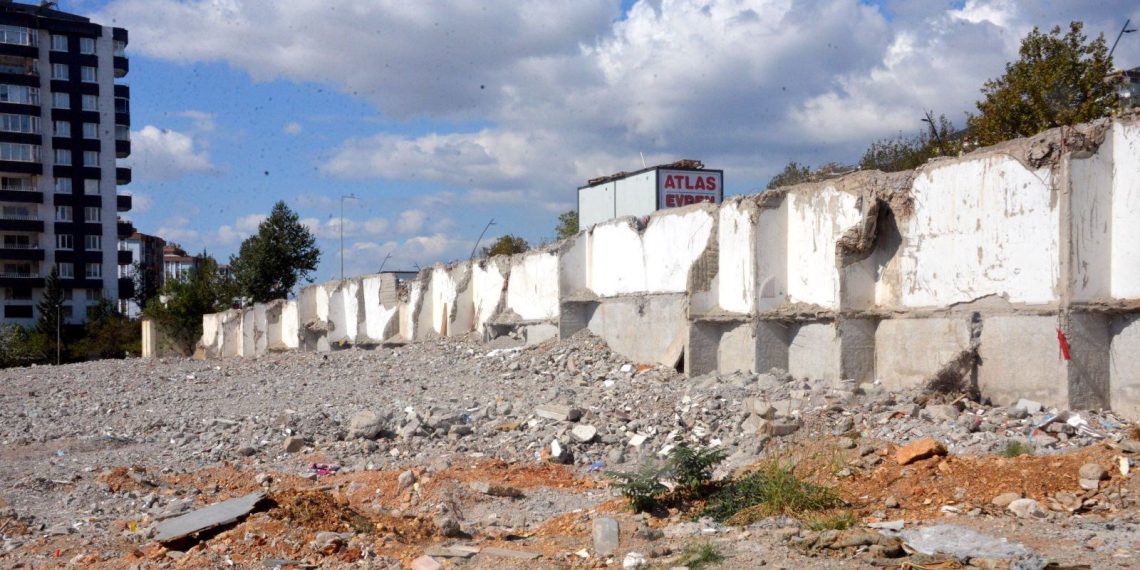 100’den fazla şahsa mezar olan Penta Park Sitesi’nde uzman raporu tamam | Gereçler kalitesiz, taban kattaki banka da kusurlu