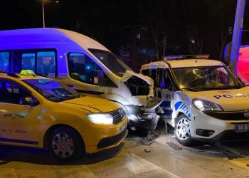 3 araç çarpıştı: 3’ü polis 6 kişi yaralandı