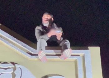 35 metre yükseklikteki yapıta çıktı: Alkollü şahıs gruplara sıkıntı anlar yaşattı