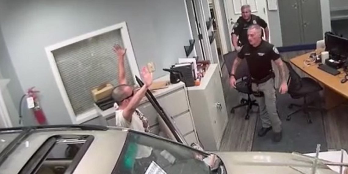 ABD’de bir şoför aracıyla polis karakoluna daldı