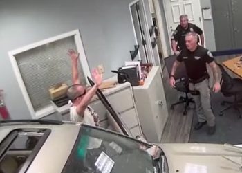 ABD’de bir şoför aracıyla polis karakoluna daldı