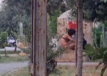 Adana’da akılalmaz olay: Parktaki çeşmede iç çamaşırlarıyla banyo yaptı