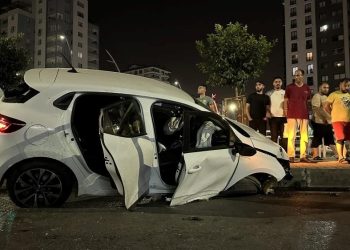 Adana’da araba kaldırıma çıktı: 1 meyyit, 3 yaralı