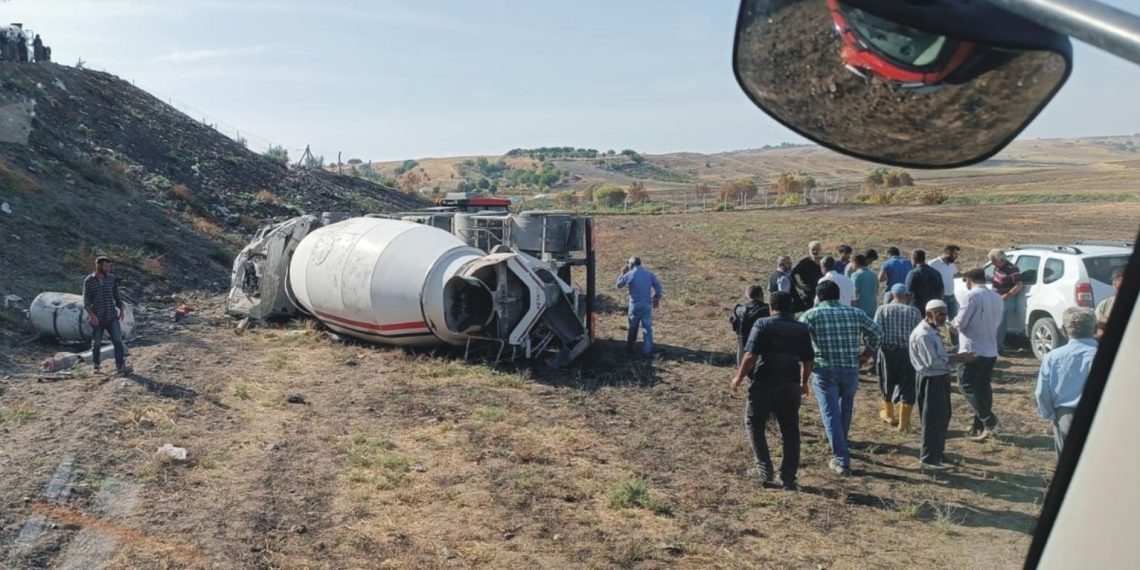 Adıyaman’da beton mikseri şarampole devrildi