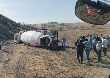 Adıyaman’da beton mikseri şarampole devrildi