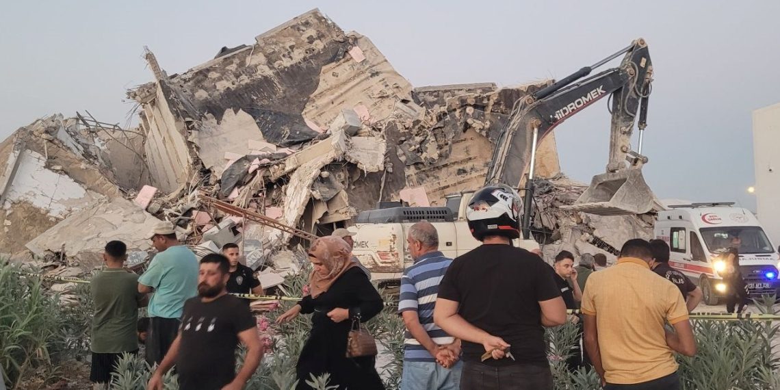 Ağır hasarlı bina yıkım sırasında devrildi: İş makinesi operatörü öldü