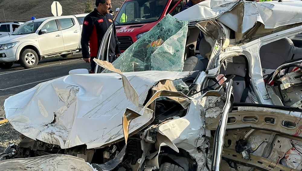 Ağrı’da feci kaza: 2 meyyit, 2 yaralı