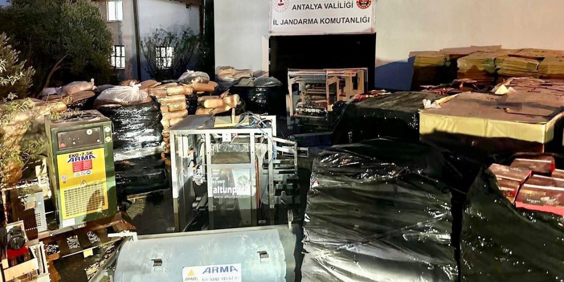 Aksu’da 12 ton kaçak kahve ele geçirildi