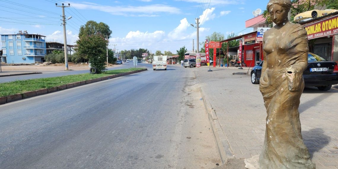 Altın Portakal Sinema Şenliği’nin simgesi Venüs yol kenarı süsü oldu