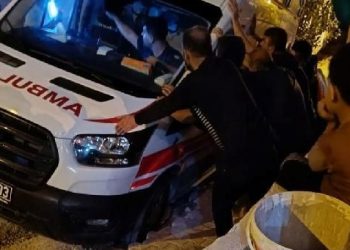 Ambulansın tekeri çukura saplandı: Vatandaşlar yardıma koştu