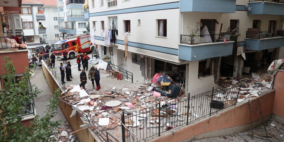 Ankara’da 6 katlı binada doğalgaz patlaması: 1 kişi hayatını kaybetti
