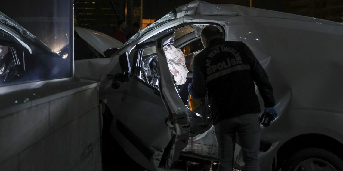 Ankara’da feci kaza | Üst geçidin ayağına çarpan araçtaki 2 kişi öldü
