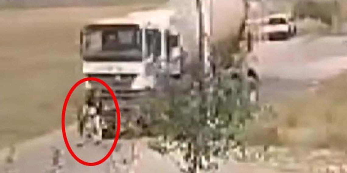 Anne ve küçük çocuğu beton mikserinin altında kaldı