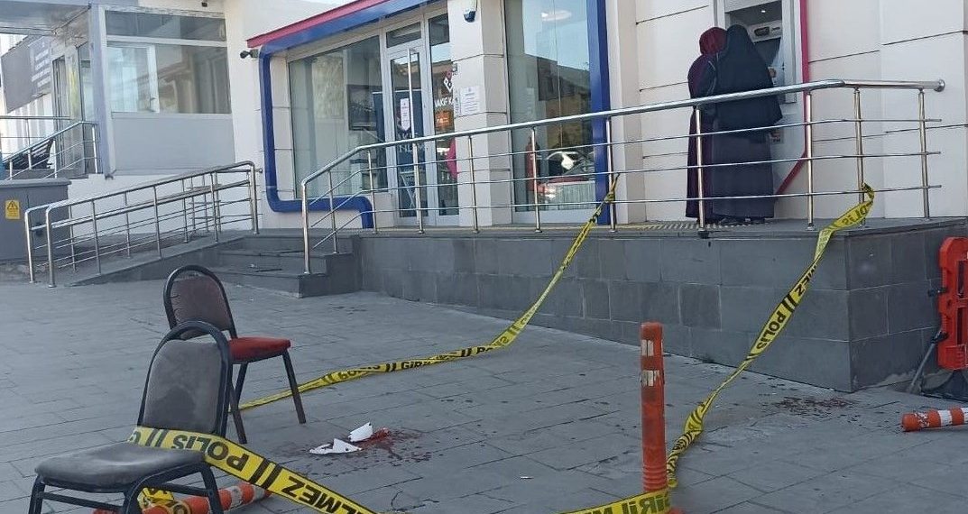 Annesi ile ilgisi olduğunu düşündüğü adamı bıçakladı