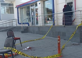 Annesi ile ilgisi olduğunu düşündüğü adamı bıçakladı