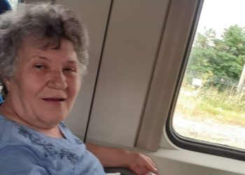 Annesini öldürüp, 15 saat cesedin başında bekledi