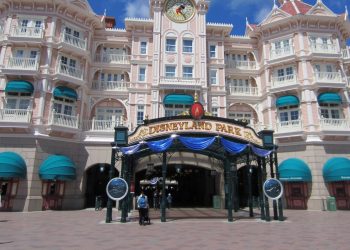 AP vekillerini taşıyan tren, Strazburg yerine Disneyland’e gitti