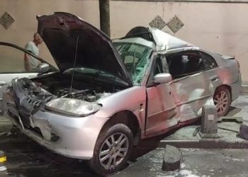 Araba aydınlatma direğine çarptı: 1 yaralı