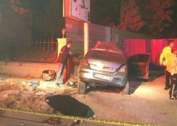 Araba reklam panosu direğine çarptı: 3 meyyit