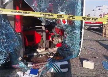 Arabayla çarpışan otobüs devrildi: 2 meyyit, 14 yaralı