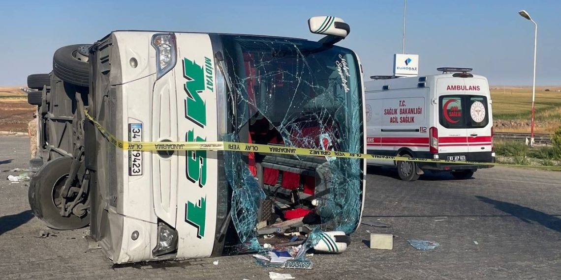 Arabayla çarpışan otobüs devrildi: 2 meyyit, 25 yaralı