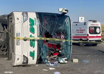 Arabayla çarpışan otobüs devrildi: 2 meyyit, 25 yaralı