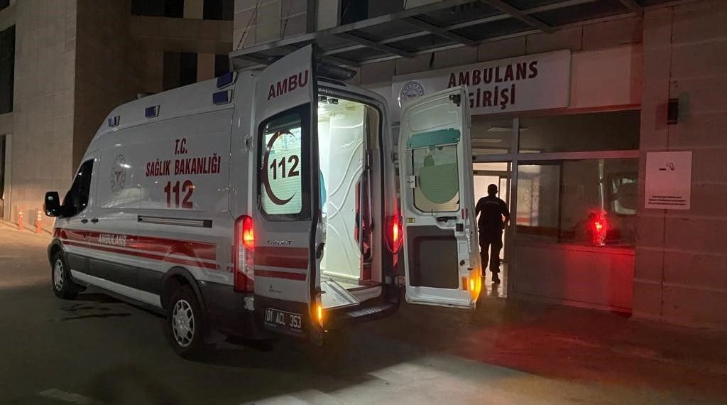 Araçlarının lastiği patlayan ikili TIR çarptı: 1 meyyit, 1 ağır yaralı