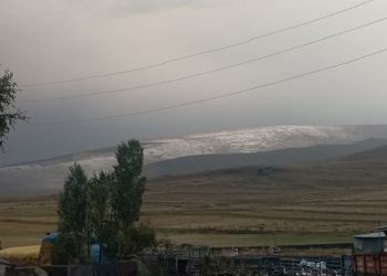 Ardahan’da Kısır Dağı’na kar yağdı
