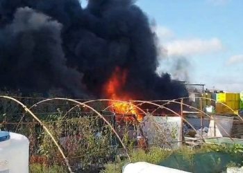 Arnavutköy’de nalbur materyallerinin bulunduğu yerde yangın