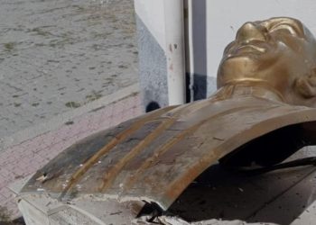 Atatürk büstüne ziyan veren şahıslar tutuklandı