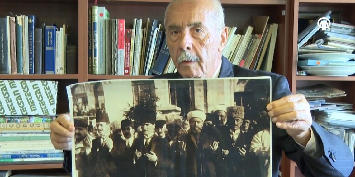 Atatürk’ün TBMM’de dua ettiği fotoğrafın da bulunduğu koleksiyonunu Türk Tarih Kurumu’na bağışladı