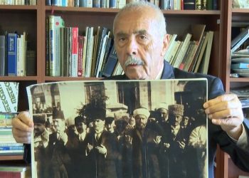 Atatürk’ün TBMM’de dua ettiği fotoğrafın da bulunduğu koleksiyonunu Türk Tarih Kurumu’na bağışladı