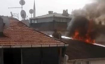 Avcılar’da 3 katlı binanın çatısında yangın