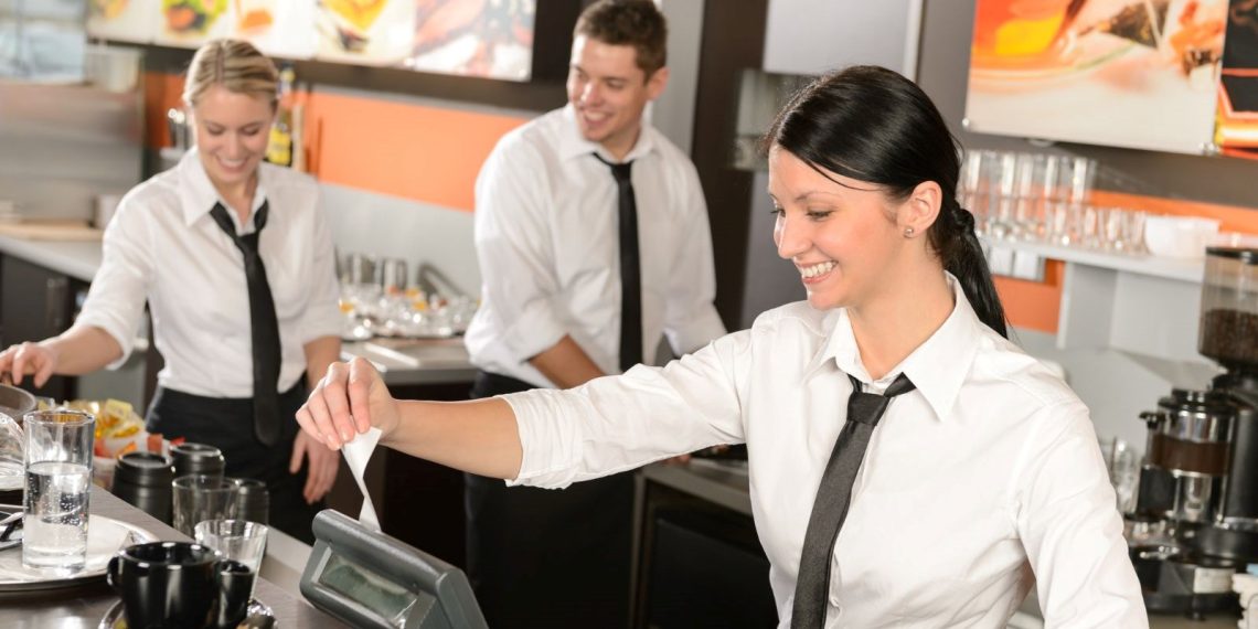 Avrupa’da her 4 gençten 1’i okurken çalışıyor