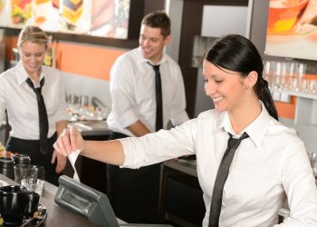 Avrupa’da her 4 gençten 1’i okurken çalışıyor