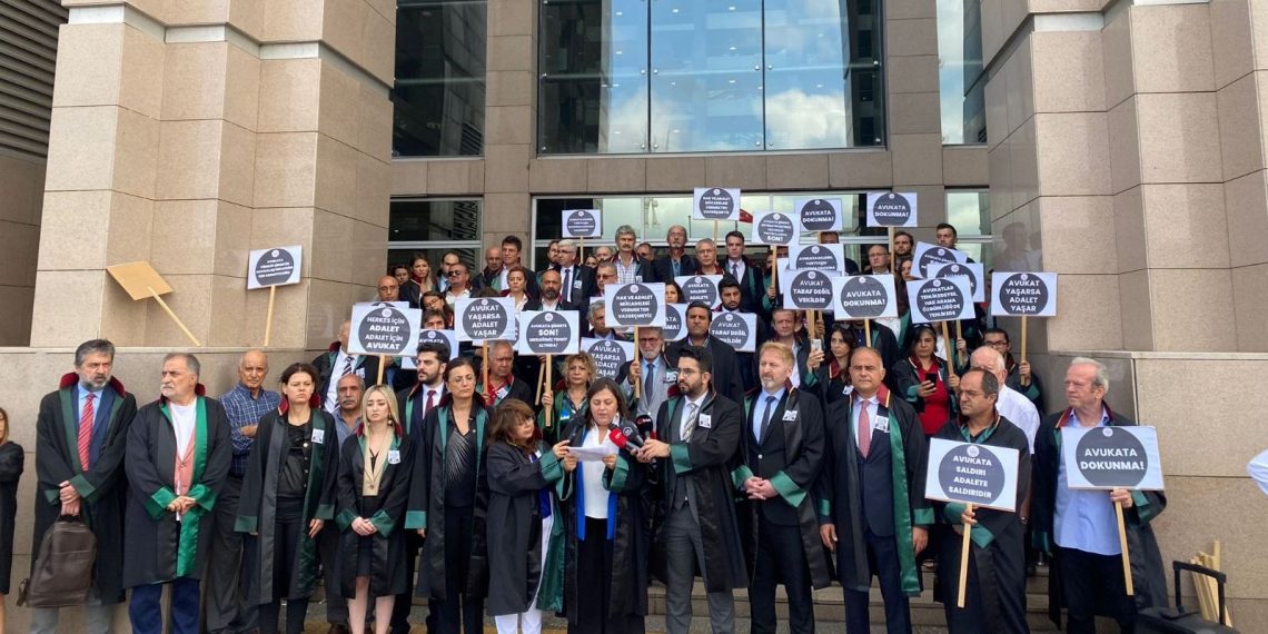 Avukatlar şiddeti protesto etti