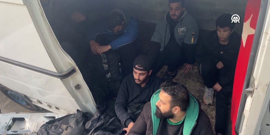 Aykırı tarafta polisten kaçan panelvandan göçmenler çıktı