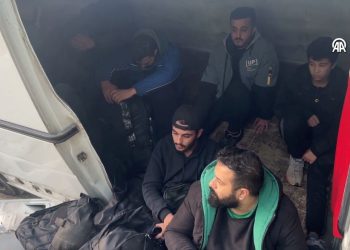 Aykırı tarafta polisten kaçan panelvandan göçmenler çıktı