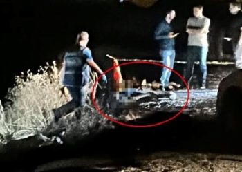 Babasını öldürüp, cesedini yere attı