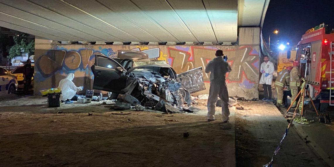 Bahçelievler’de feci kaza: Denetimden çıkıp duvara çarpan araçtaki 4 kişi öldü