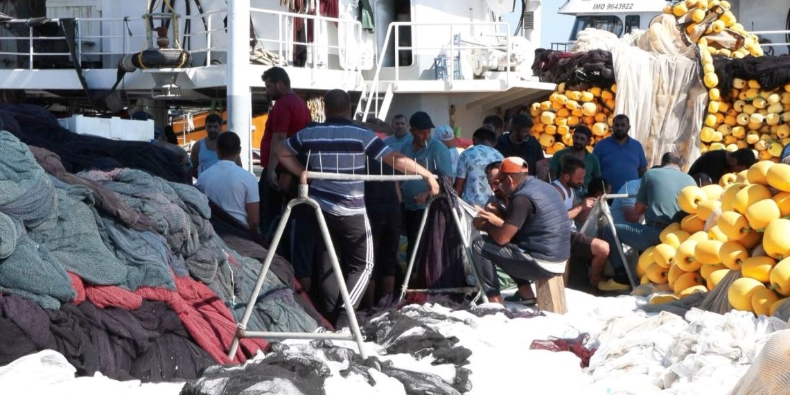 Balık halinde esnaf ile balıkçı ortasında fiyat tartışması