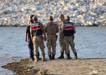 Baraj gölünde kaybolan kuzenleri arama çalışması yeniden başladı