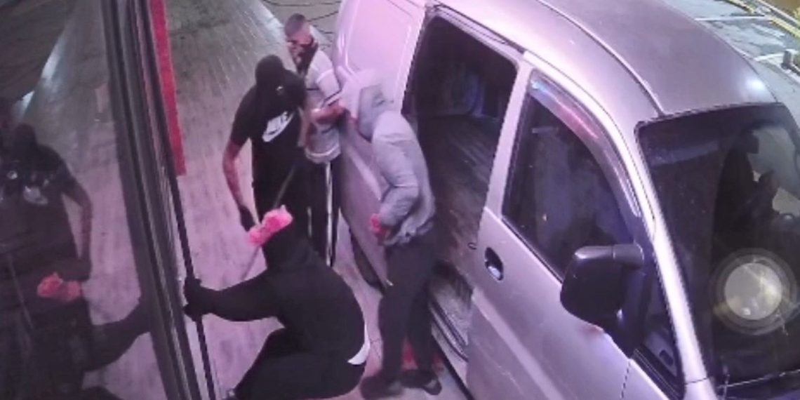 Başakşehir’de levye ile açamayınca araç ile girdiler