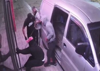 Başakşehir’de levye ile açamayınca araç ile girdiler